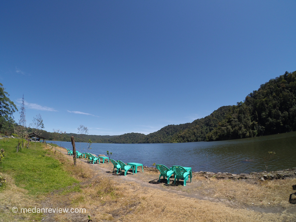 Tersedia Tempat Duduk di Pinggiran Danau Lau Kawar