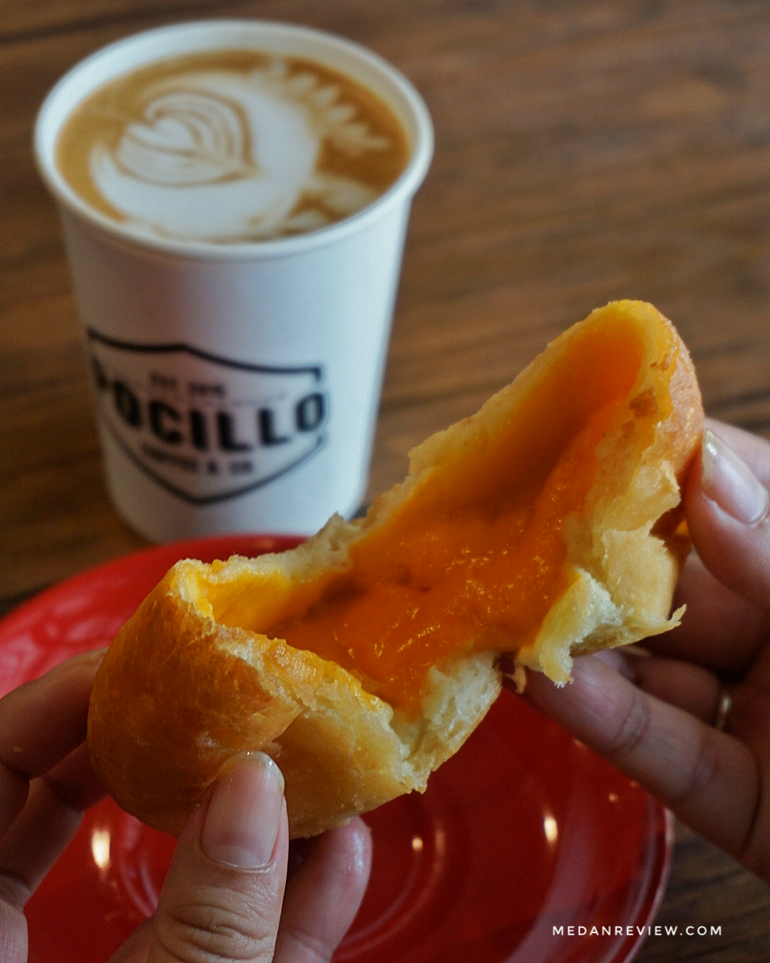 All Day Bread Menyajikan Salted Egg Donut Selagi Hangat !