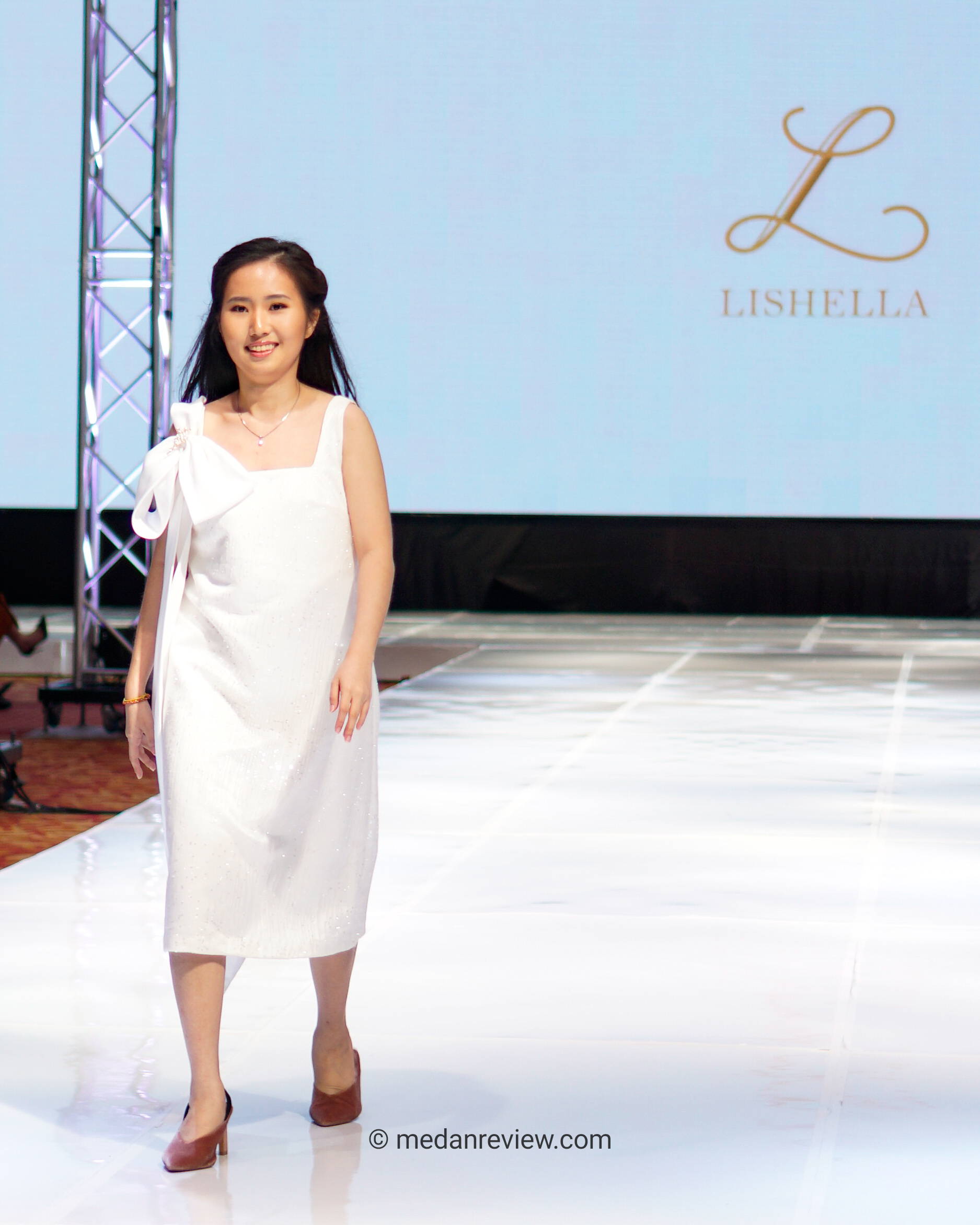 Photo #3 : Enam Fashion Designer Di Fashion Show The JW Wedding Fest 2020