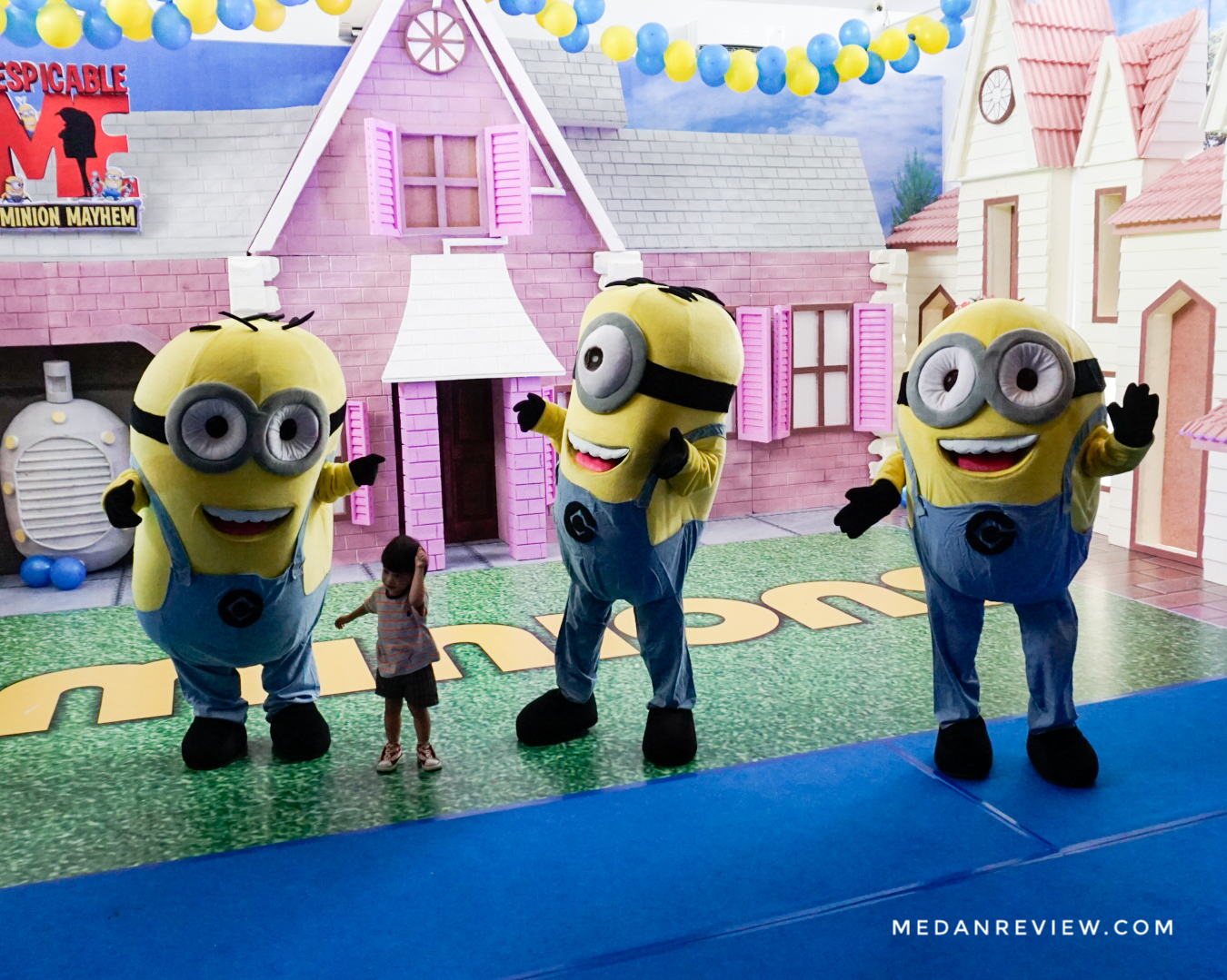 Review Rumah Halton Place dan Kulineran di Minions Carnival