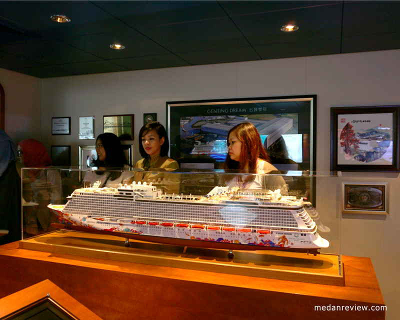 Miniatur Kapal Pesiar Genting Dream Cruise