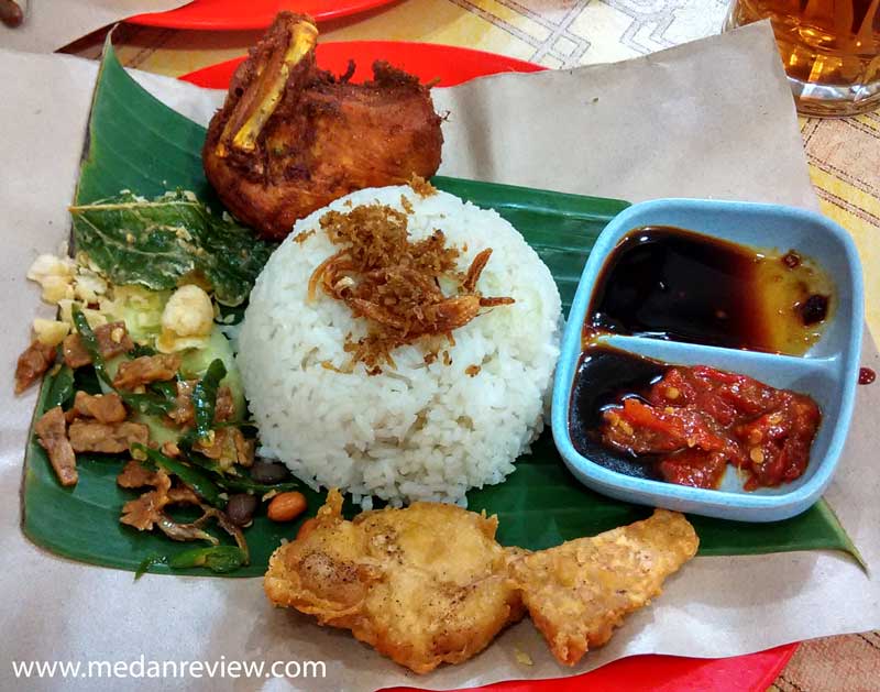 Paket Lengkap Nasi Uduk Ayam Goreng