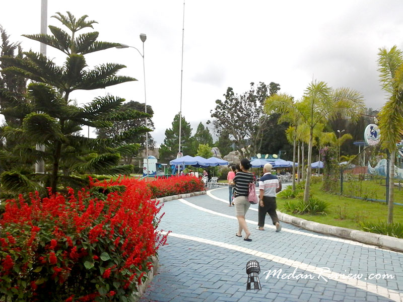 Area jalan kaki di Mikie Holiday Funland