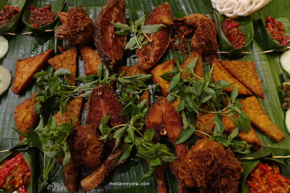 Nasi Kompakan : Ayam Goreng, Ikan Goreng