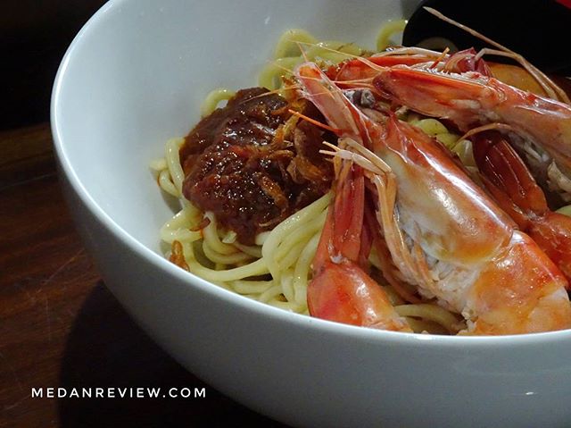 Madam Wong Bistro : Mie Udang Singapura Pertama di Medan