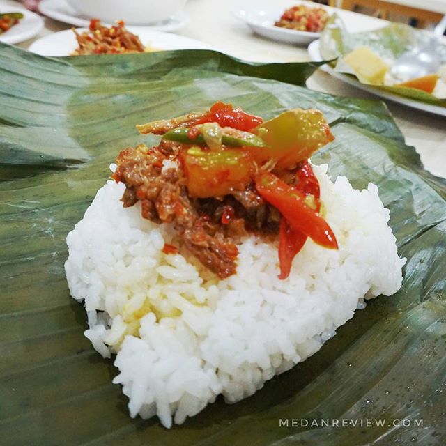 Nasi Putih Berbungkus Daun Pisang