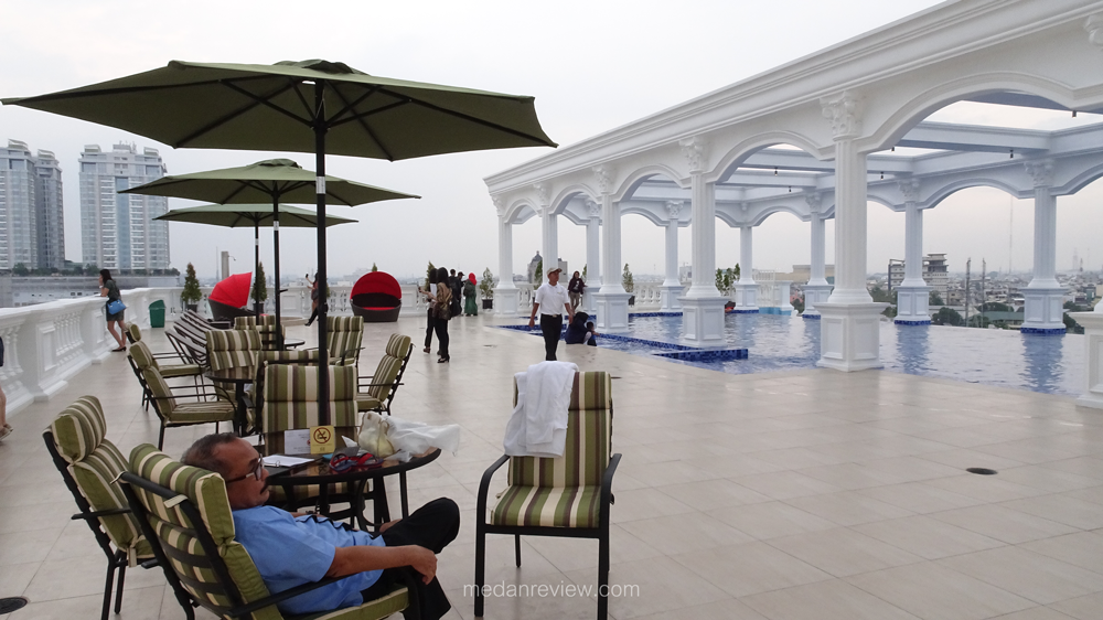 Kolam renang / Infinity Swimming Pool