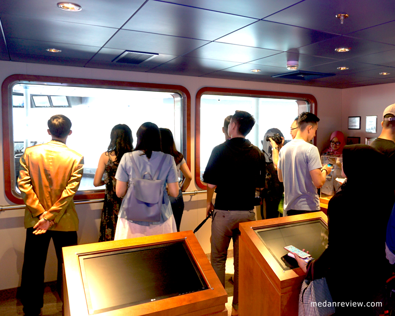 Jendela Besar di Bridge Viewing Room Genting Dream Cruise