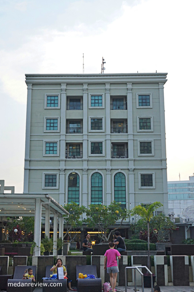 Swimming Pool & Outdoor Restaurant Grand Aston City Hall Medan