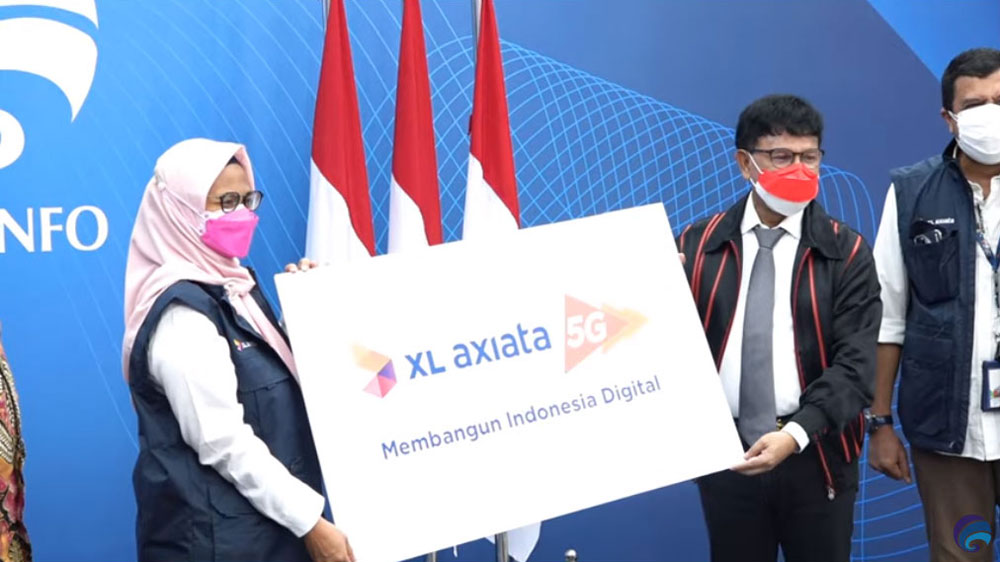 Bapak Johnny G Plate (Menteri Kominfo) dan Presiden Direktur & CEO XL Axiata - Ibu Dian Siswarini